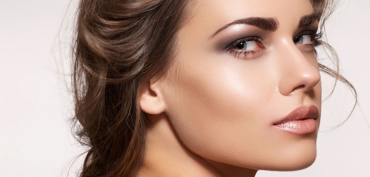 Maquillaje permanente para ocultar hematomas debajo de los ojos