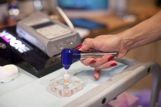 Maquillaje permanente para ocultar hematomas debajo de los ojos