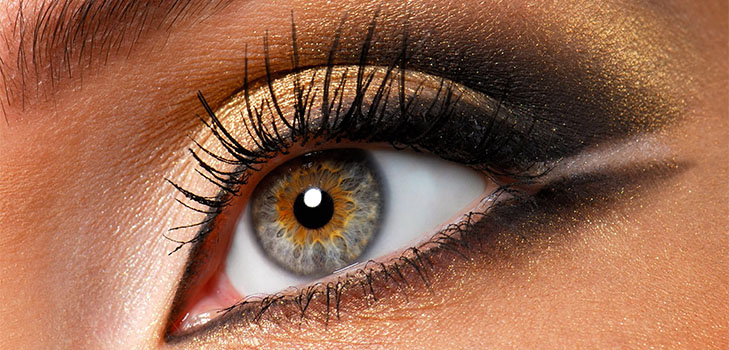 Mascara y una colección de productos para un maquillaje perfecto. Tendencias de maquillaje Otoño-Invierno 2016