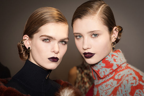 Mascara y una colección de productos para un maquillaje perfecto. Tendencias de maquillaje Otoño-Invierno 2016