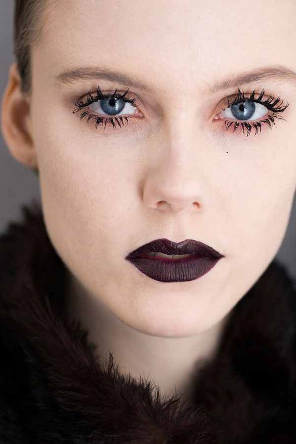 Mascara y una colección de productos para un maquillaje perfecto. Tendencias de maquillaje Otoño-Invierno 2016