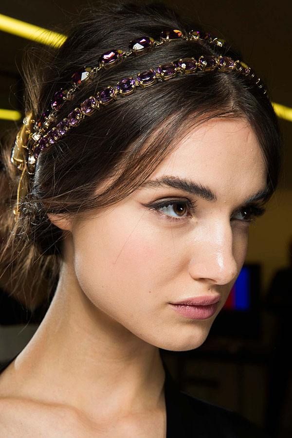 Mascara y una colección de productos para un maquillaje perfecto. Tendencias de maquillaje Otoño-Invierno 2016