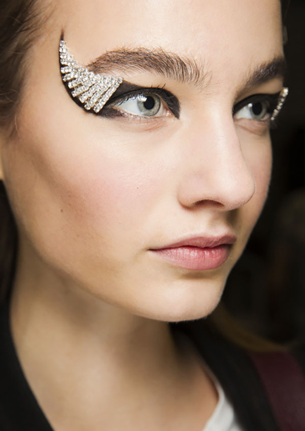 Mascara y una colección de productos para un maquillaje perfecto. Tendencias de maquillaje Otoño-Invierno 2016