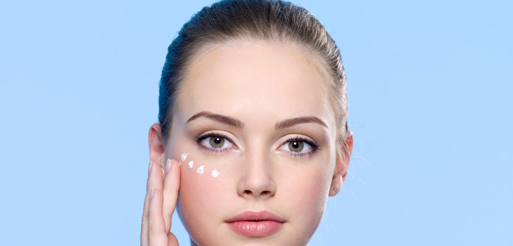Crema para la piel alrededor de los ojos, un remedio que es necesario para cualquier cuidado