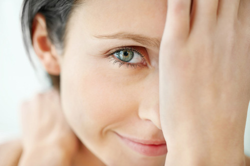 Crema para la piel alrededor de los ojos, un remedio que es necesario para cualquier cuidado