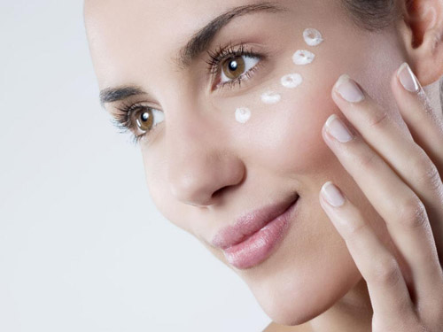 Crema para la piel alrededor de los ojos, un remedio que es necesario para cualquier cuidado