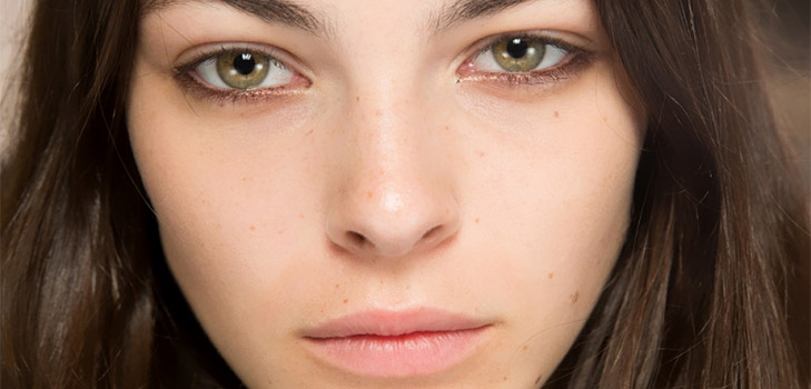 Manos contrastantes lacónicas - hit-2017: maquillaje al estilo de Chloe