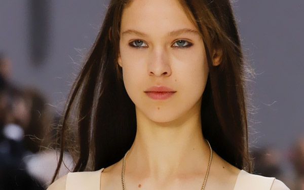 Manos contrastantes lacónicas - hit-2017: maquillaje al estilo de Chloe