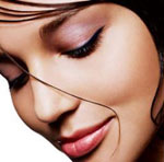 Maquillaje de ojos: dibujar flechas delante de los ojos Maquillaje de ojos: dibujar flechas delante de los ojos