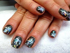 Manicura con papel de aluminio