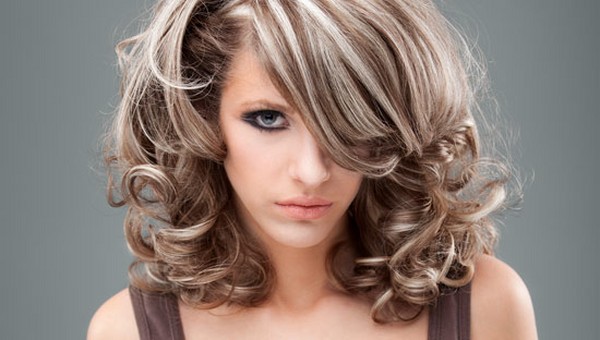 Derretir finos mechones de cabello oscuro Derretir finos mechones de cabello oscuro