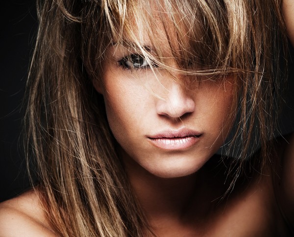 Derretir finos mechones de cabello oscuro