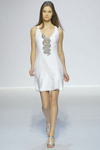 Un pequeño vestido blanco
