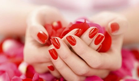 Baya y tonos de vino de esmalte de uñas