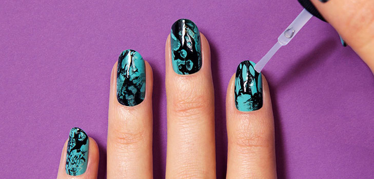 Manicura de mármol con barniz de gel