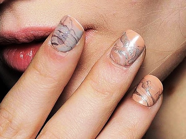 Manicura de mármol con barniz de gel