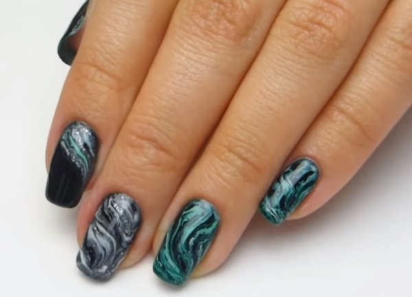 Manicura de mármol con barniz de gel