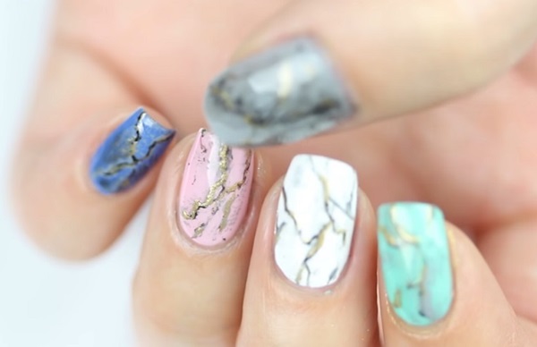 Manicura de mármol con barniz de gel