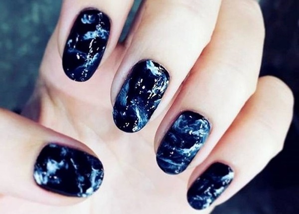 Manicura de mármol con barniz de gel