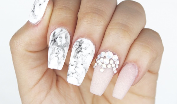 Manicura de mármol con barniz de gel