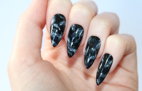 Manicura de mármol con barniz de gel