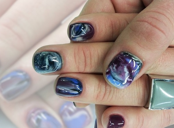 Manicura de mármol con barniz de gel