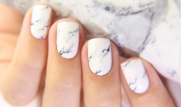 Manicura de mármol con barniz de gel