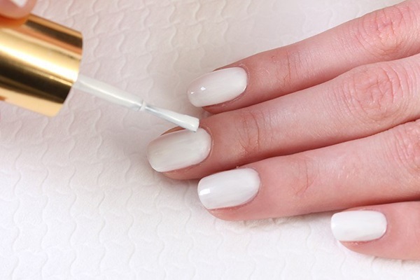 Manicura de mármol con barniz de gel