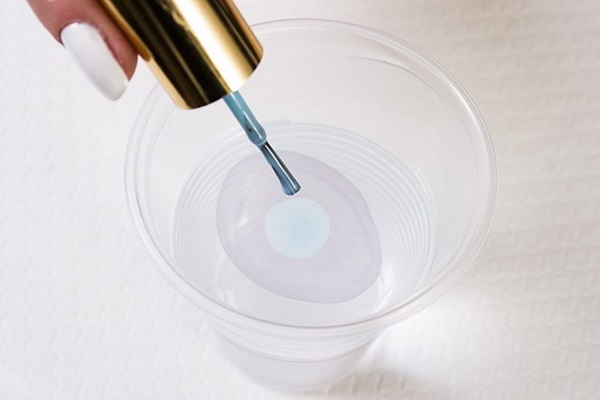 Manicura de mármol con barniz de gel
