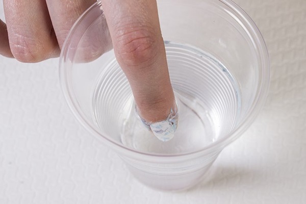 Manicura de mármol con barniz de gel
