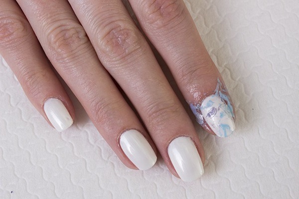 Manicura de mármol con barniz de gel