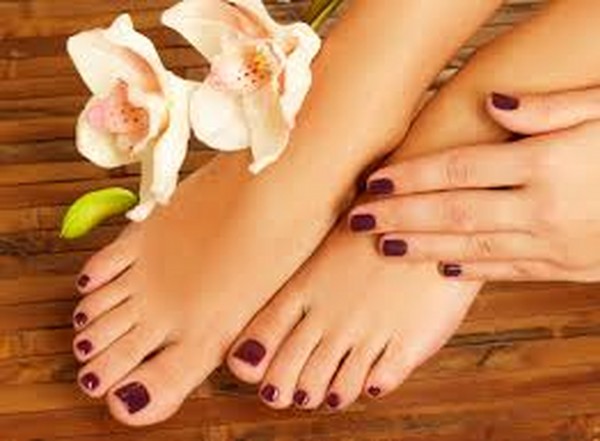 Diseño de uñas de moda en las piernas - fotos y videos
