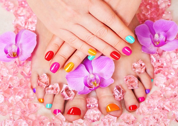 Diseño de uñas de moda en las piernas - fotos y videos