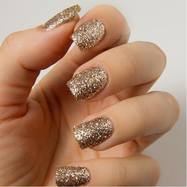 uñas doradas