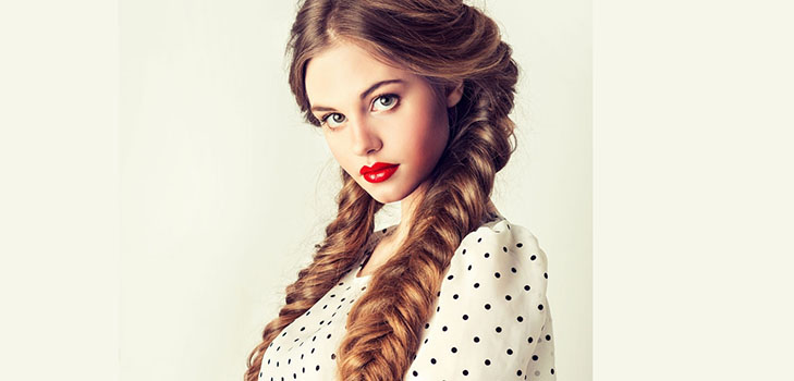 Trenza trenzada en pelo medio con una foto