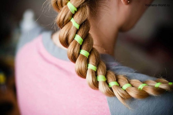 Trenza trenzada en pelo medio con una foto