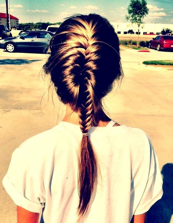 Trenza trenzada en pelo medio con una foto