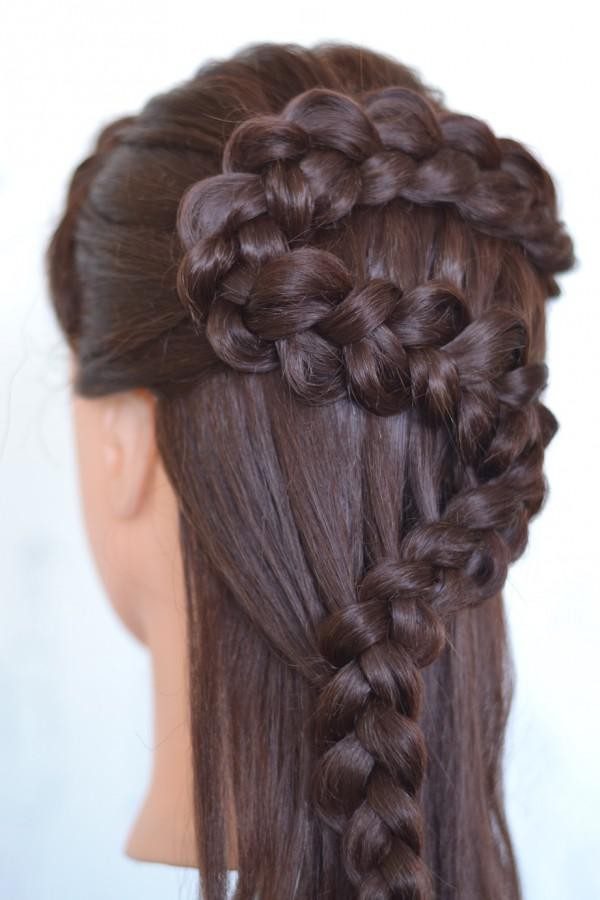 Trenza trenzada en pelo medio con una foto
