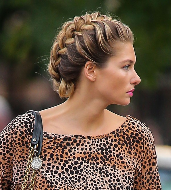 Trenza trenzada en pelo medio con una foto