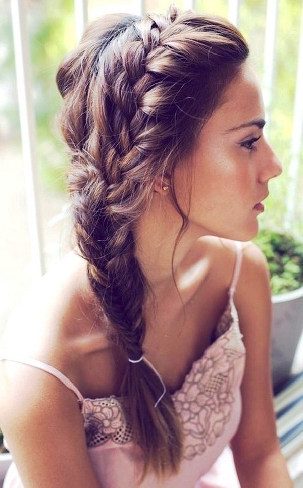 Trenza trenzada en pelo medio con una foto