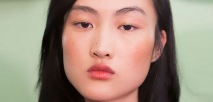Maquillaje de verano fresco por J.W. Anderson por 10 minutos: una clase magistral detallada