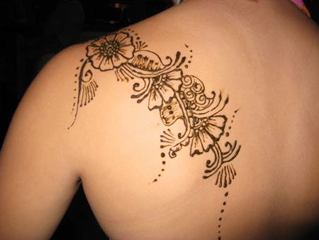 Tatuaje de henna en el salón