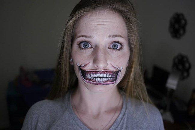 Chica con una boca pintada