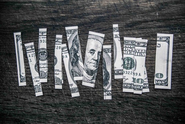 El billete de dólar cortado