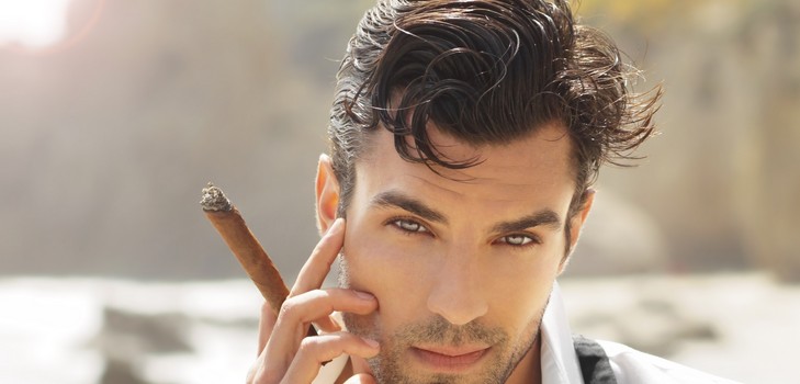 Cómo se comporta un hombre si le gusta una mujer, pero él lo oculta