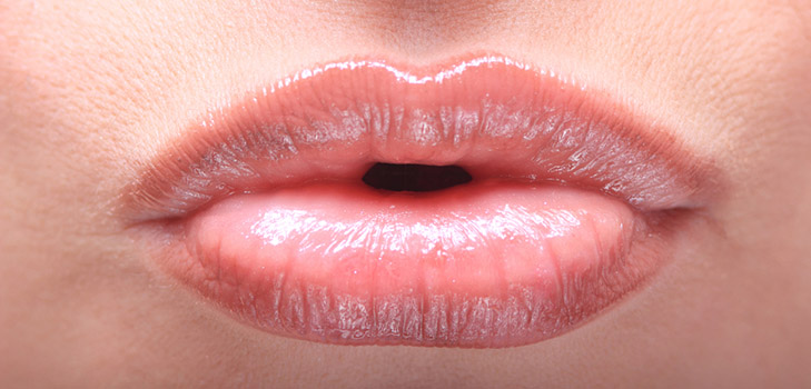 Cómo saber acerca de los pensamientos de un hombre de sus labios