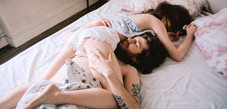 Duerme en parejas: determina la postura en un sueño, cómo te trata un hombre