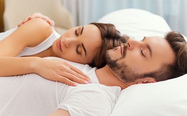 Duerme en parejas: determina la postura en un sueño, cómo te trata un hombre