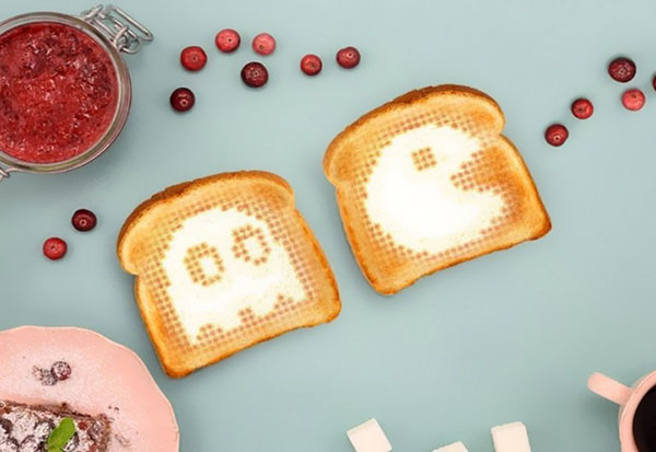 Arte-desayuno con tostadora de toasteroides "inteligente"