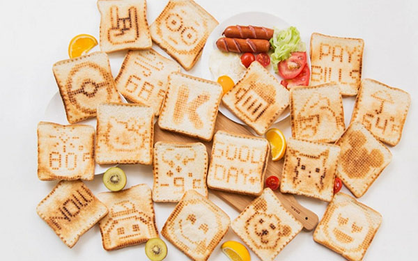 Arte-desayuno con tostadora de toasteroides "inteligente"